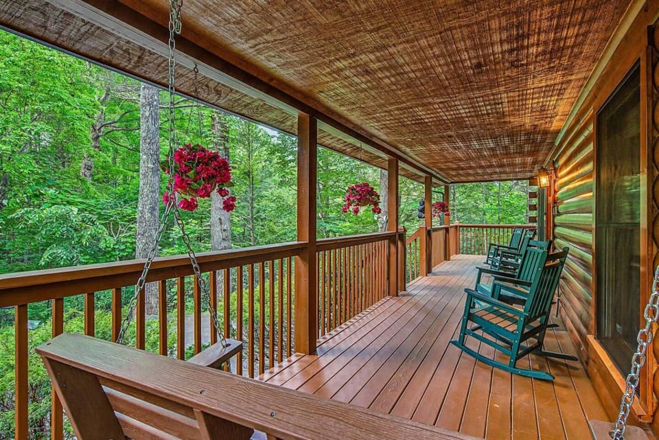 Family owned Cabin 6 miles to Gatlinburg downtown Cabin in Gatlinburg