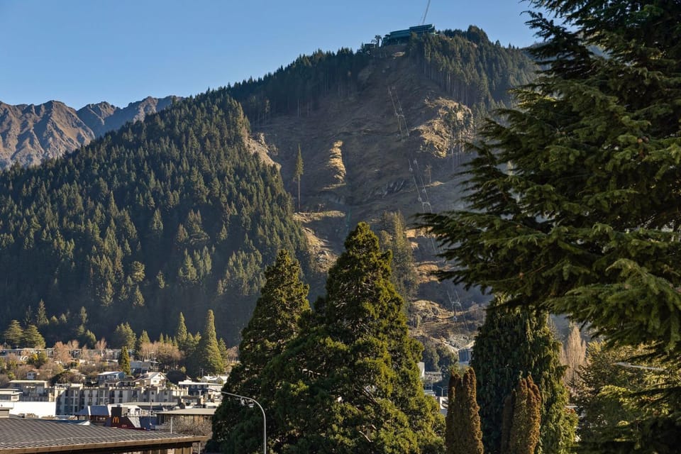 Central Peaks Retreat - walk to CBD Apartment in Queenstown