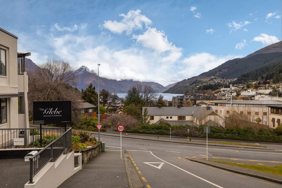 Central Peaks Retreat - walk to CBD Apartment in Queenstown