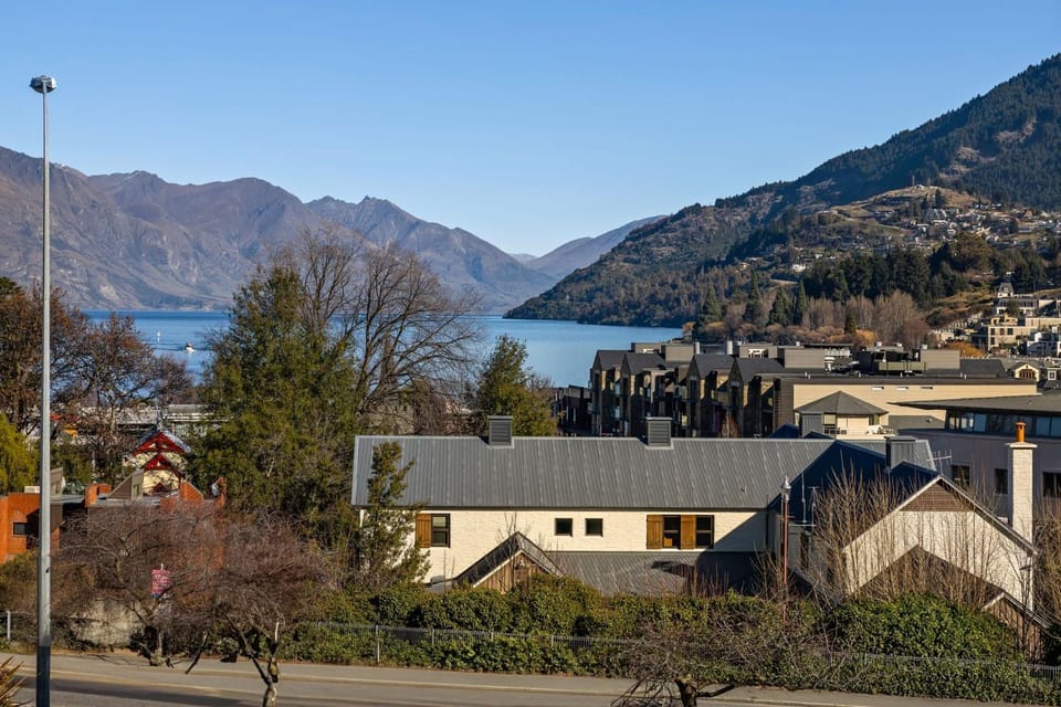 Central Peaks Retreat - walk to CBD Apartment in Queenstown