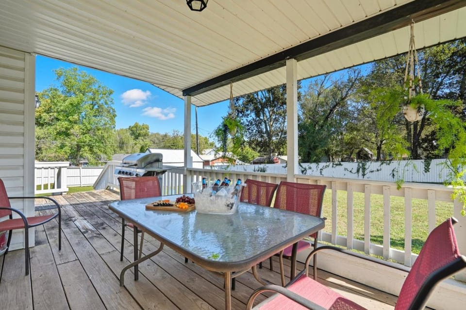 Renovated 6BR Near Grand Lake Fire Pit & Games House in Grove