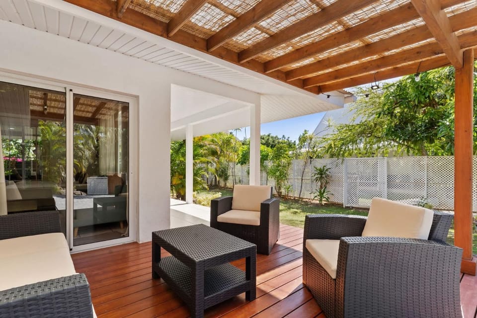 2BR Moorea Retreat with Private Canal & BBQ House in Moorea-Maiao
