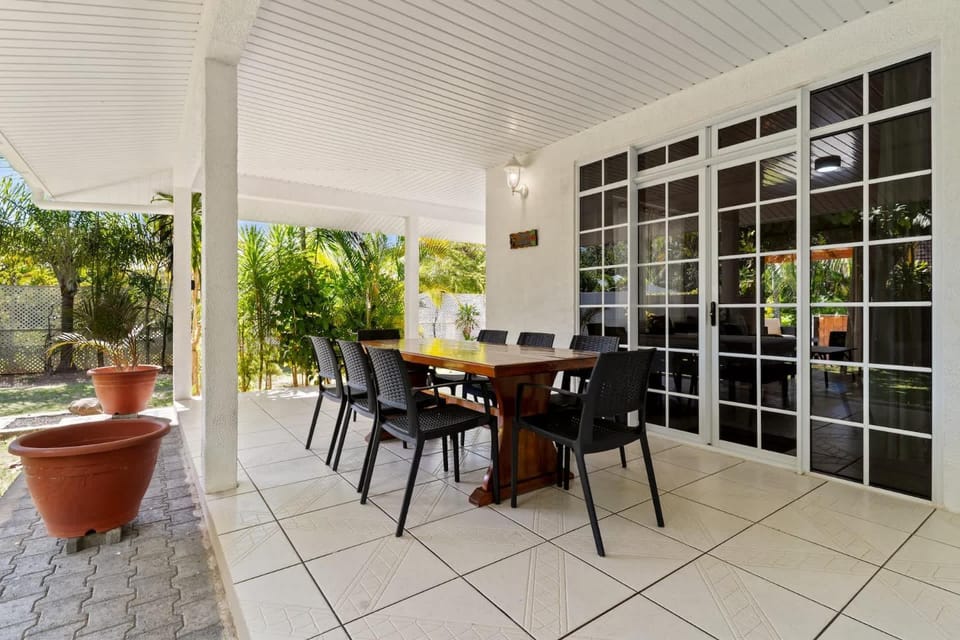 2BR Moorea Retreat with Private Canal & BBQ House in Moorea-Maiao