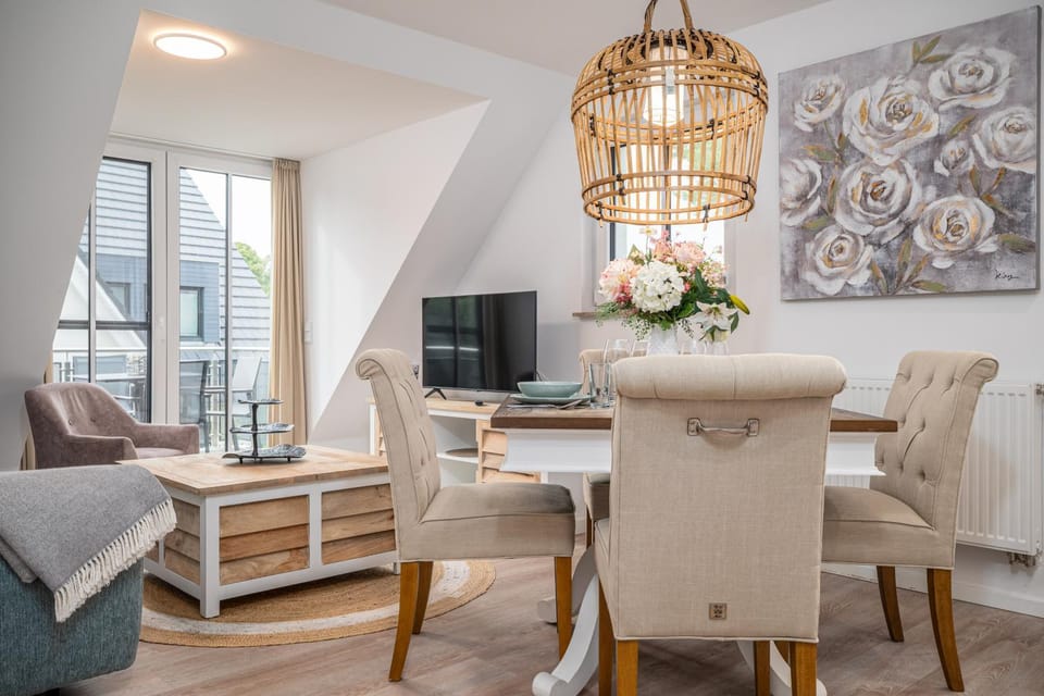 Communal lounge/ TV room, TV and multimedia, Living room, Seating area, Dining area, Evening entertainment