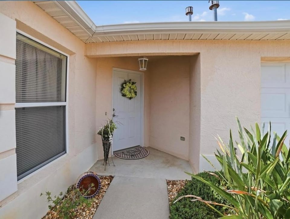 Prime Location with golf cart or walk to many areas Villa in The Villages