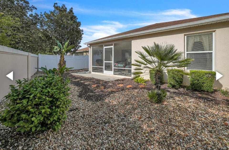 Prime Location with golf cart or walk to many areas Villa in The Villages