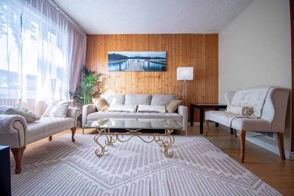 Refuge urbain du Trait-Carré House in Laval
