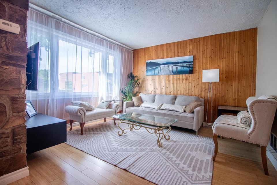 Refuge urbain du Trait-Carré House in Laval