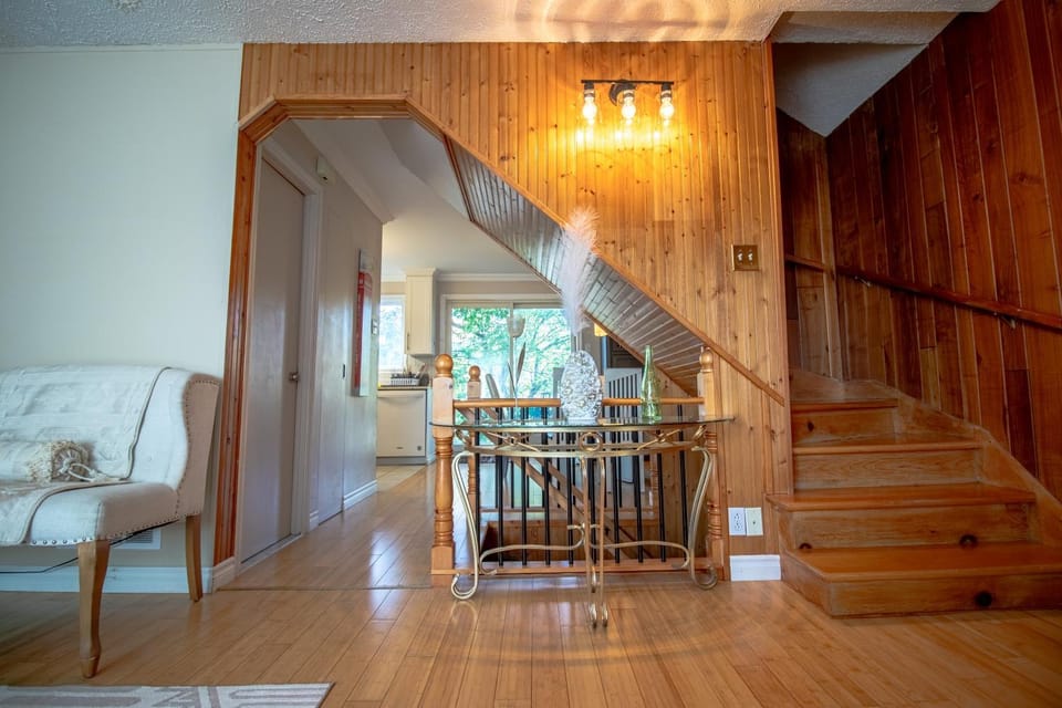 Refuge urbain du Trait-Carré House in Laval