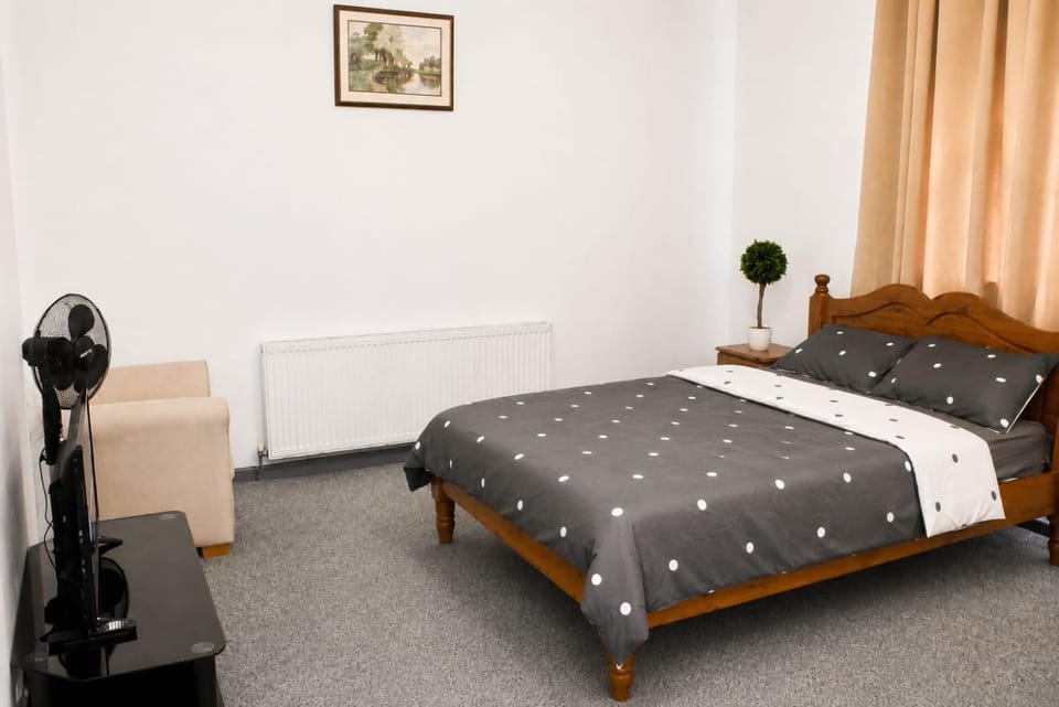 Large Double Room with TV, Fast Wi-Fi & Workspace Vacation rental in Wolverhampton