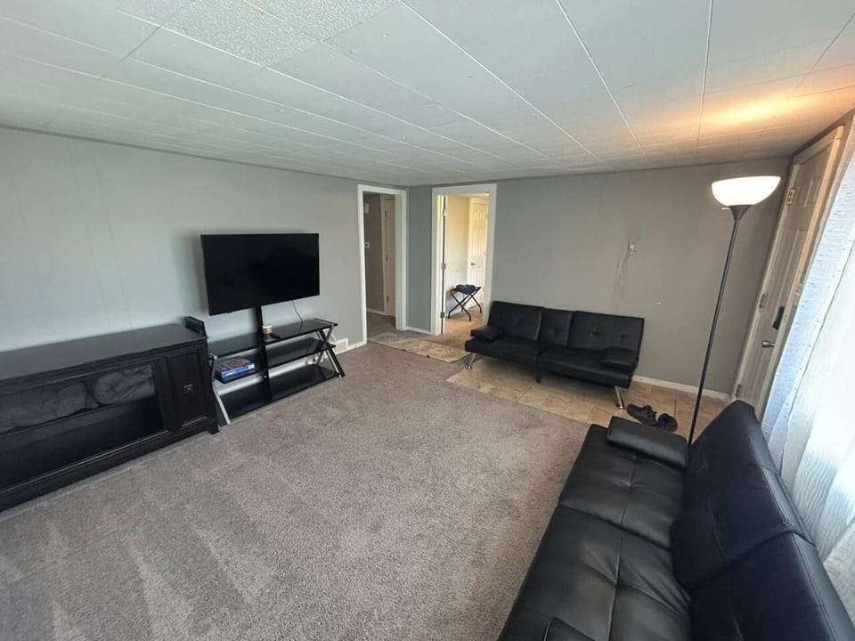 3 bedroom house with arcades House in Rockford