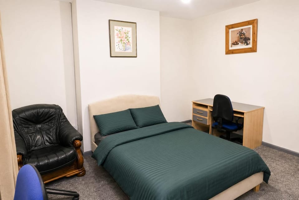 Comfort Plus Double Room with Fast Wi-Fi & Workspace Vacation rental in Wolverhampton