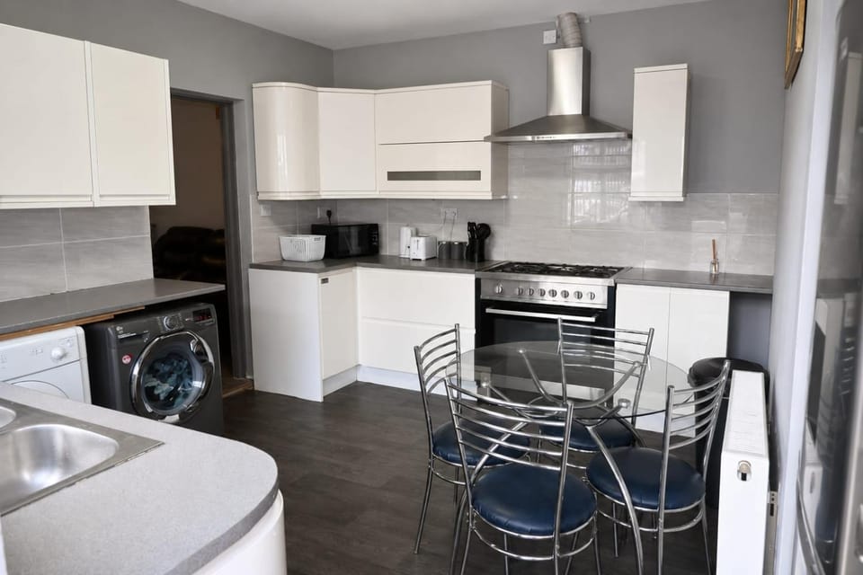 Comfort Plus Double Room with Fast Wi-Fi & Workspace Vacation rental in Wolverhampton