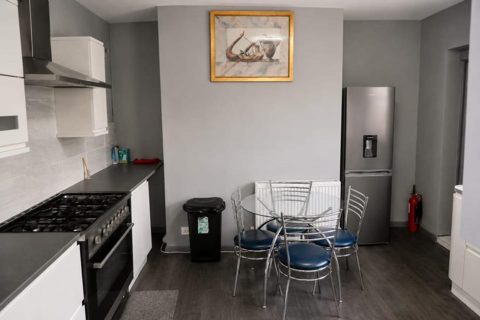Quiet Double Room with TV, Workspace & Fast Wi-Fi Vacation rental in Wolverhampton