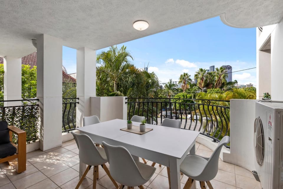 Bright 2BR Apt with Parking, Balcony & WiFi Apartment in Brisbane City