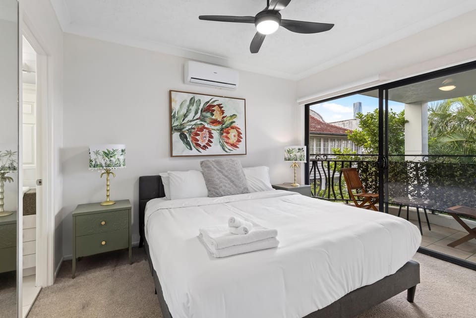 Bright 2BR Apt with Parking, Balcony & WiFi Apartment in Brisbane City