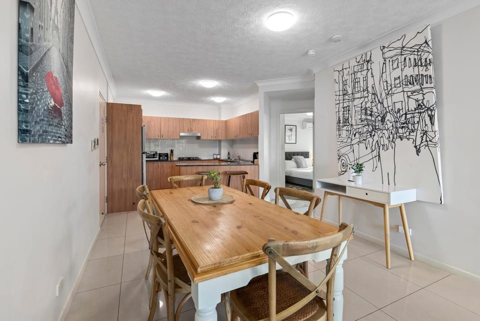Bright 2BR Apt with Parking, Balcony & WiFi Apartment in Brisbane City