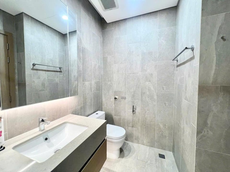 Shower, Toilet