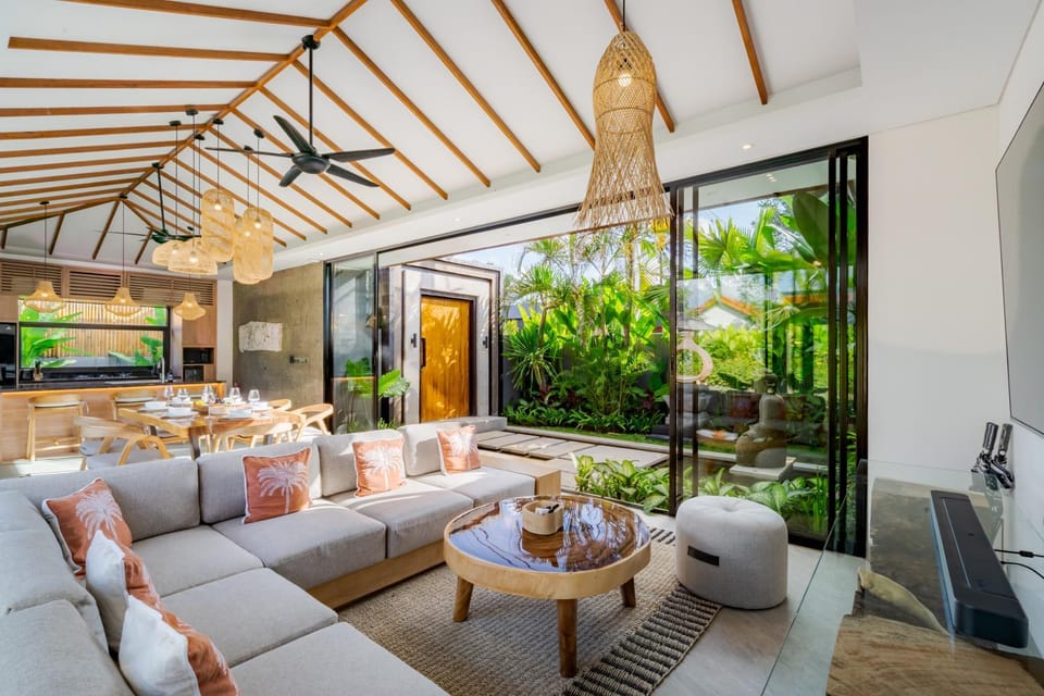 TV and multimedia, Living room, Seating area, Dining area