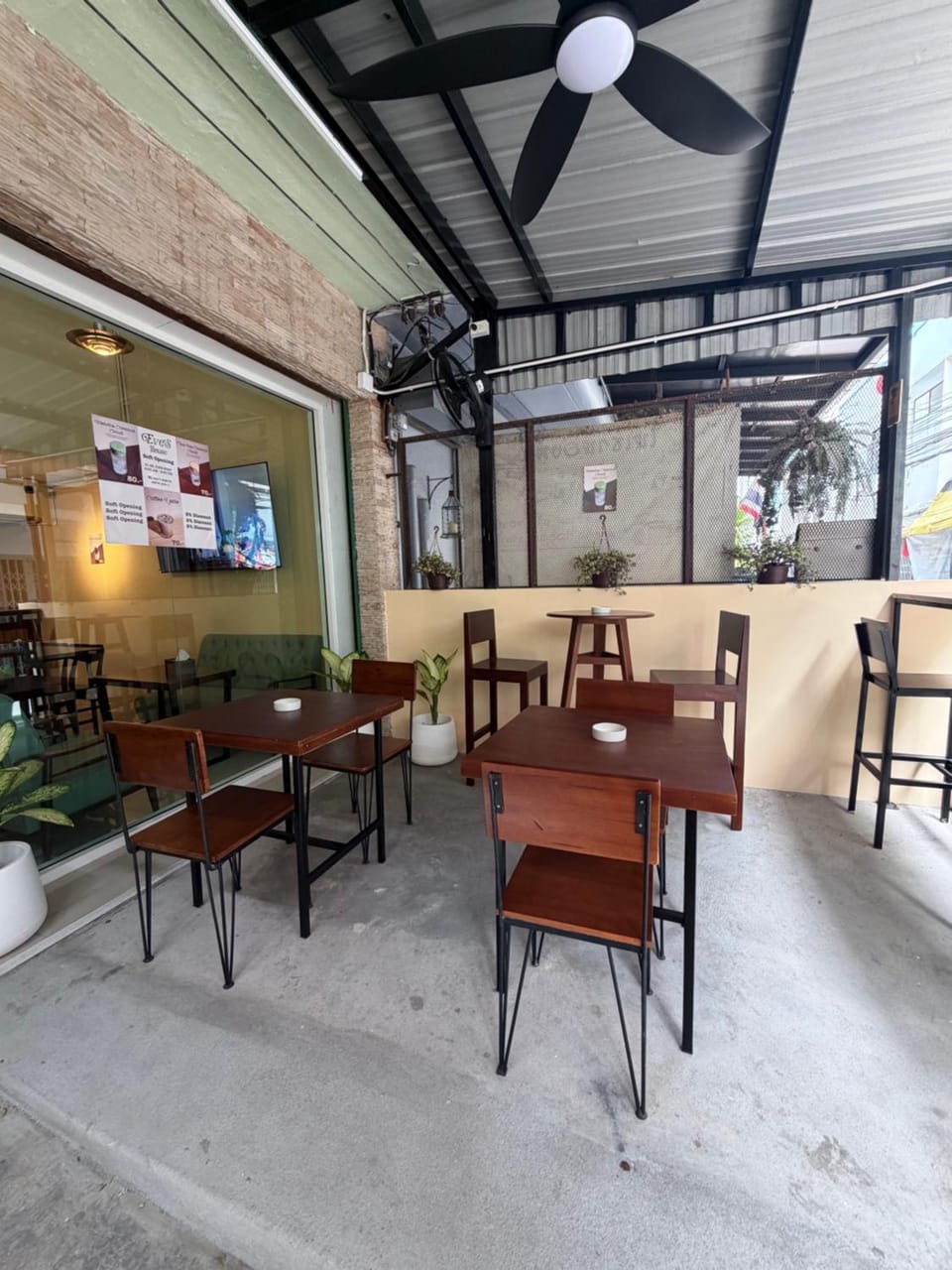 Restaurant/places to eat, Seating area