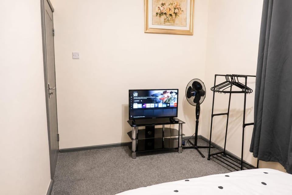 Modern Stylish Double Room with TV & Fast Wi-Fi Vacation rental in Wolverhampton