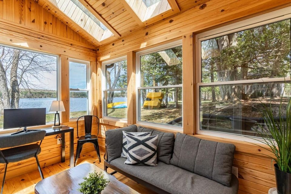 Haliburton Lakefront Escape with Hot Tub, Sauna, Fire Pit & BBQ House in Dysart and Others