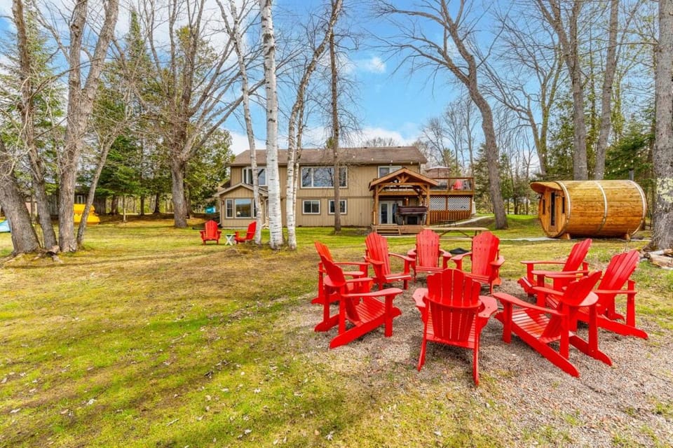 Haliburton Lakefront Escape with Hot Tub, Sauna, Fire Pit & BBQ House in Dysart and Others