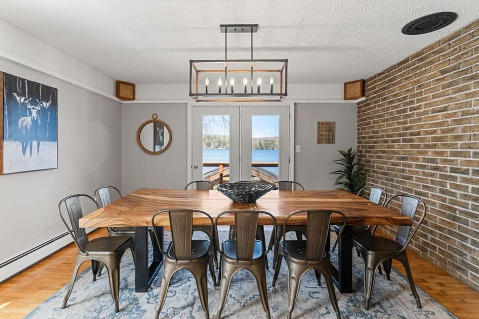 Haliburton Lakefront Escape with Hot Tub, Sauna, Fire Pit & BBQ House in Dysart and Others