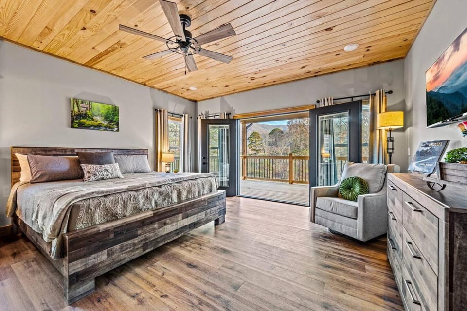 Bed, TV and multimedia, Balcony/Terrace, Seating area, Bedroom, Mountain view