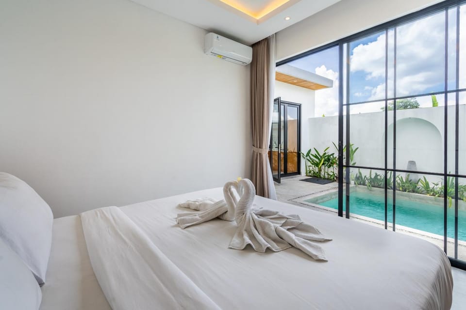 Bed, Photo of the whole room, Bedroom, Pool view, Swimming pool, towels