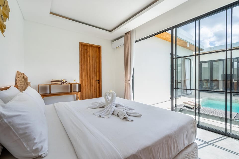 Bed, Photo of the whole room, Bedroom, Pool view, Swimming pool, sunbed, towels