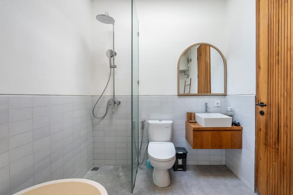 Shower, Toilet, Bathroom, bidet, towels