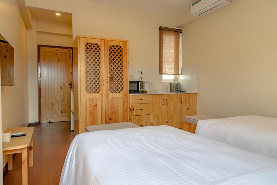 Bed, Kitchen or kitchenette, Bedroom, wardrobe, air conditioner