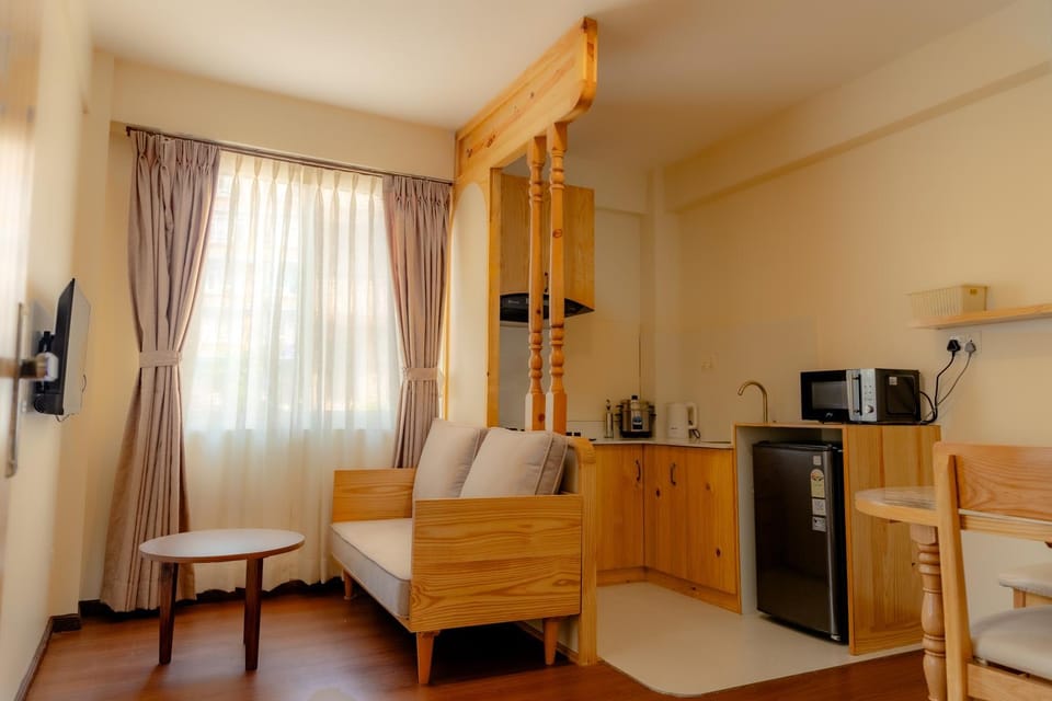 TV and multimedia, Kitchen or kitchenette, Living room, Seating area, Dining area