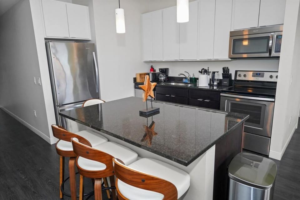 Westown 2BR Escape - 10 minutes walk to RiverWalk Apartment in Milwaukee