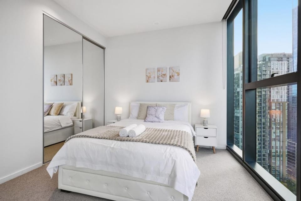 Melbourne Square Luxury Retreat - Spacious Southbank Stay with Spa, Sauna & Gym Apartment in Southbank