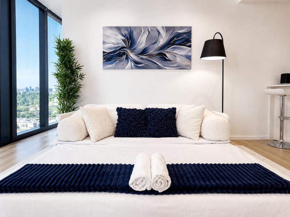 Bed, Photo of the whole room, Bedroom, towels