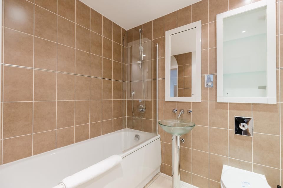 2BDR Flat with Skyline Views in East London Apartment in London