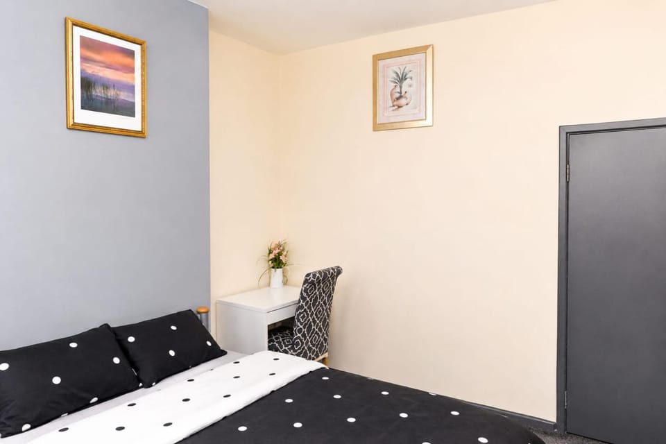 Elegant Double Room with TV, Work Desk & Fast Wi-Fi Vacation rental in Wolverhampton