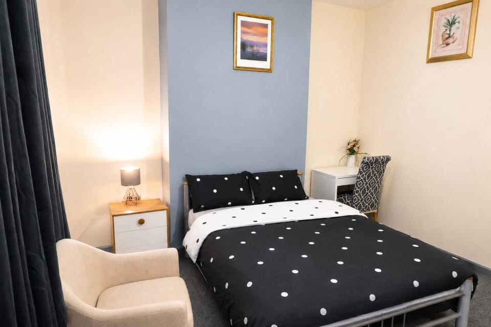 Elegant Double Room with TV, Work Desk & Fast Wi-Fi Vacation rental in Wolverhampton