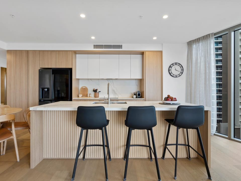 2 BR Panoramic Gold Coast Views - Luxury High-Rise Apartment in Surfers Paradise