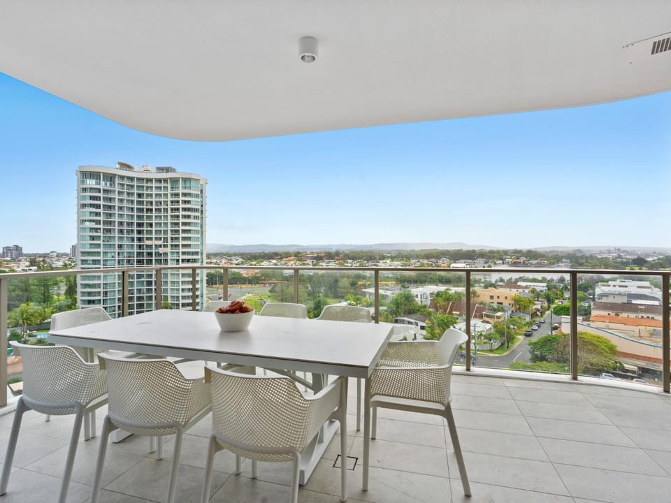 2 BR Panoramic Gold Coast Views - Luxury High-Rise Apartment in Surfers Paradise