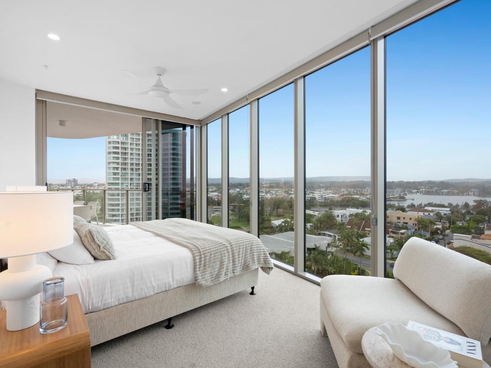 2 BR Panoramic Gold Coast Views - Luxury High-Rise Apartment in Surfers Paradise