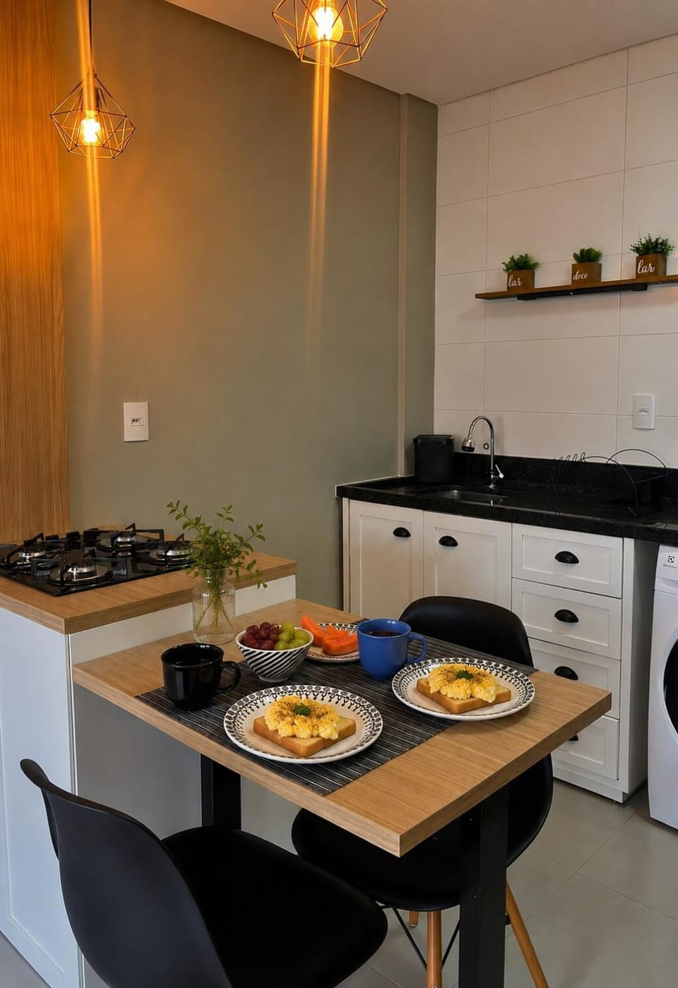 Kitchen or kitchenette, Dining area