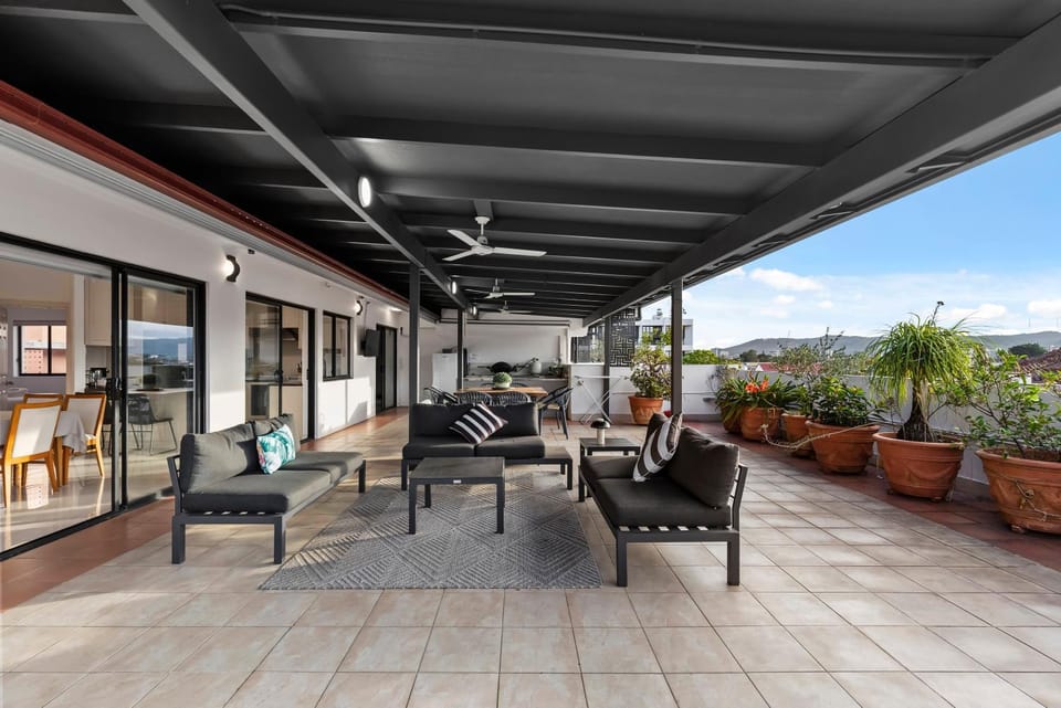 Spacious 2BR Apt with WiFi, Parking & HUGE Balcony Apartment in Brisbane City