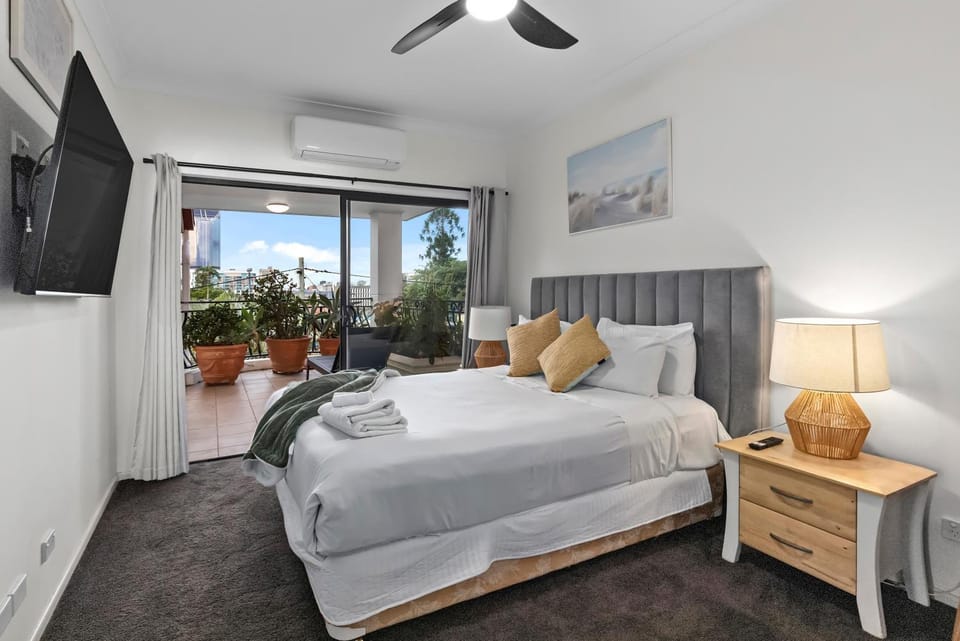 Spacious 2BR Apt with WiFi, Parking & HUGE Balcony Apartment in Brisbane City