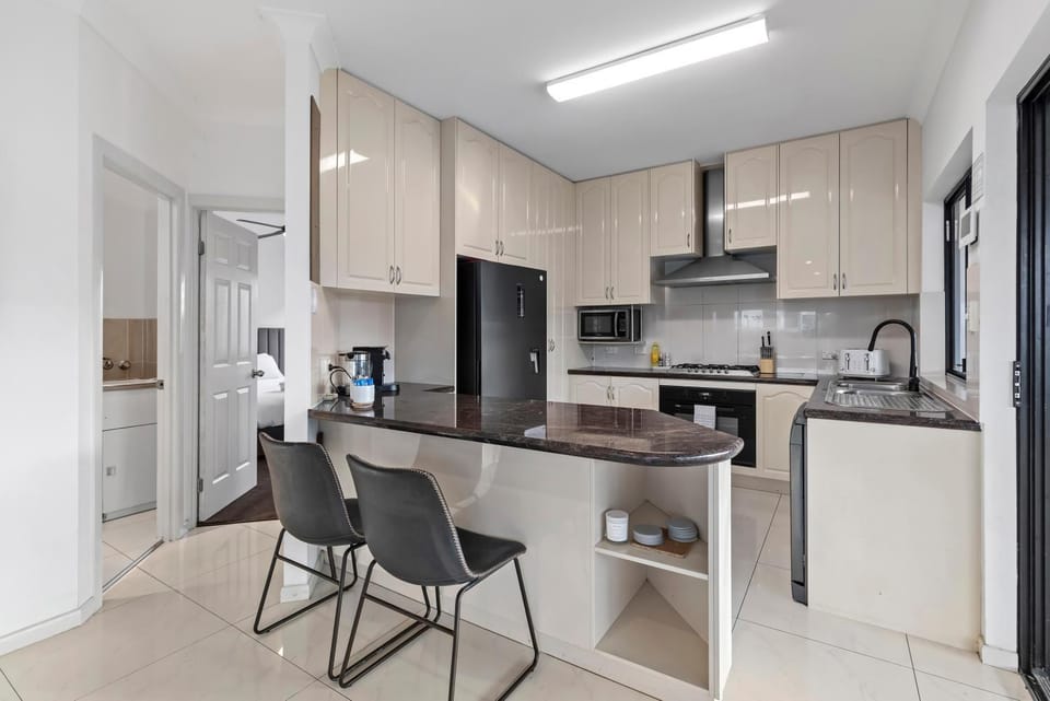 Spacious 2BR Apt with WiFi, Parking & HUGE Balcony Apartment in Brisbane City
