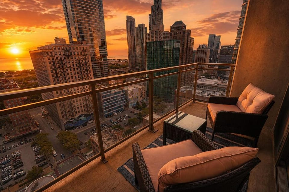 Skyline 24th Floor Near Grant Park Apartment in South Loop