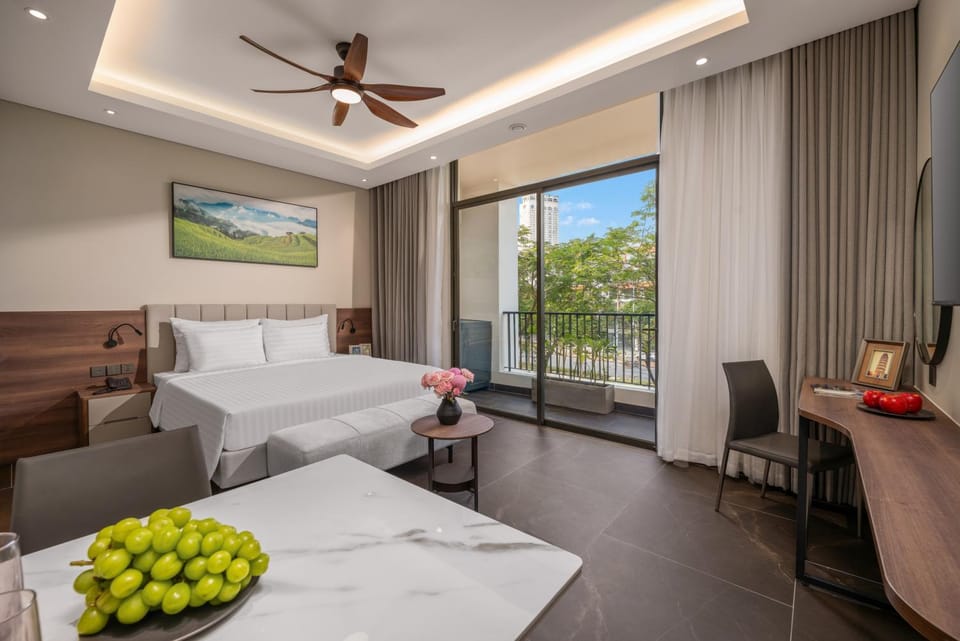 Bed, TV and multimedia, Balcony/Terrace, Photo of the whole room, Bedroom, Meeting/conference room