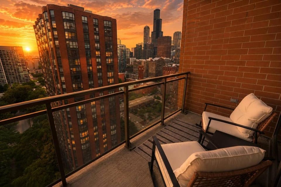 Skyline Luxury 19th Floor Retreat Near Grant Park Apartment in South Loop
